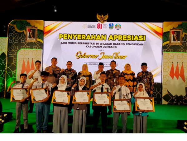 Khofifah Tekankan Dua Hal untuk Pelajar Jombang, Sekolah dan Prestasi