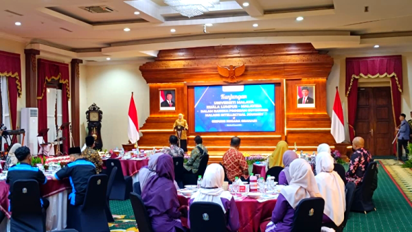 Kunjungan Akademik Universiti Malaya ke Jatim, Khofifah Paparkan Warisan Keagamaan dan Moderasi Islam