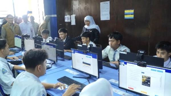 Tinjau Pelaksanaan TKA 2026 di SMKN 8 Malang, Gubernur Khofifah Pastikan Sarpras Aman dan Bakar Semangat Siswa