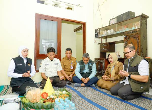 Khofifah Tinjau Bedah Rumah Tenaga Keamanan SMAN 2 Surabaya, Bukti Nyata Kepedulian Insan Pendidikan