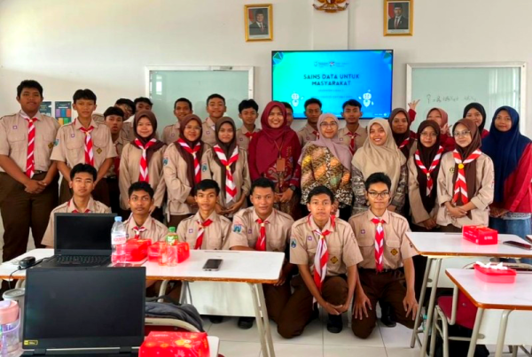 Mahasiswa Telkom University Surabaya Kenalkan Machine Learning ke Siswa SMK Telkom Sidoarjo