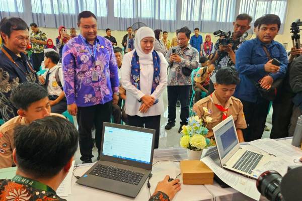 Khofifah Minta Proses SPMB Jatim Tertib, Antrean Pendaftar Diatur Sesuai Jadwal