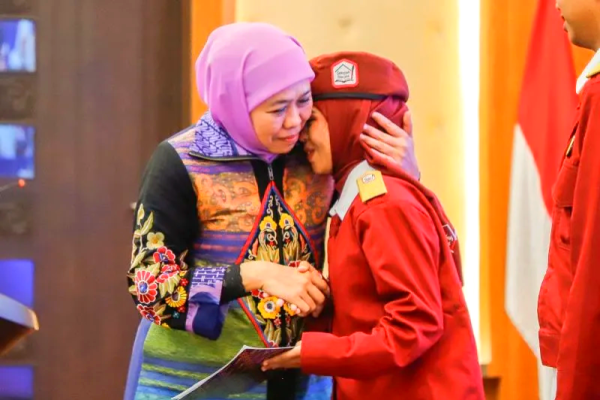 Khofifah Perkuat Sekolah Rakyat, Bansos Ramadhan Jadi Penyemangat Siswa Raih Mimpi