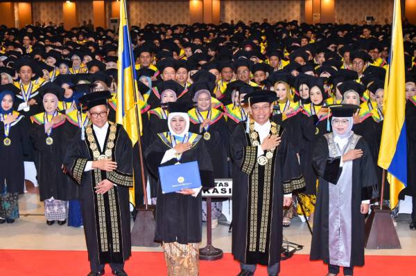 Gubernur Khofifah Raih Gelar Doktor Honoris Causa Bidang Ilmu Ekonomi UNAIR