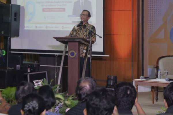Mahfud MD Ajak Mahasiswa Unair Kawal Demokrasi dan Kritis terhadap Persoalan Hukum