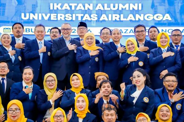 Pelantikan IKA UNAIR Khofifah Tekankan Alumni Harus Adaptif dan Kolaboratif