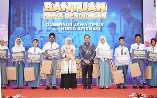 Khofifah Serahkan Bantuan Afirmasi Rp1 Juta per Siswa, Pastikan Seluruh Anak Punya Kesempatan yang Sama untuk Belajar dan Berprestasi