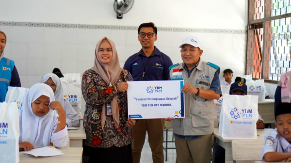 Sambut Hari Listrik Nasional, PLN Bagi Alat Tulis ke Siswa SRMP Pamekasan