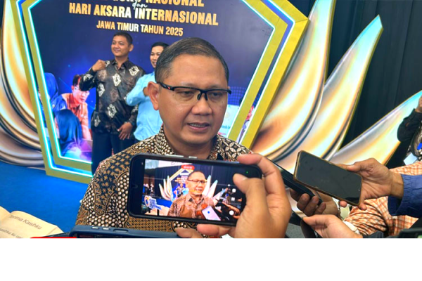 Khofifah Bedah Rumah Guru Berpenghasilan Rendah di Jatim