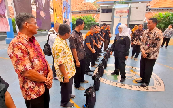 Khofifah Tinjau TKA Gelombang II di SMAN 5 Surabaya, Jatim Bidik Penerimaan PTN Tertinggi Lagi