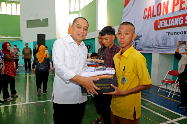 7.380 Pelajar Surabaya Terima Bantuan Pendidikan dan Seragam