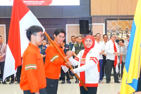 Khofifah Lepas Tim Wanala UNAIR ke Gunung Arjuno Urip Iku Urup Hidup Harus Memberi Manfaat