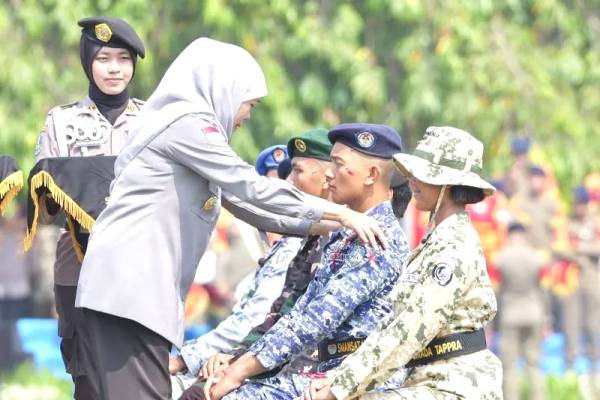 Khofifah Semat Baret 1.334 Taruna dari Enam SMAN Taruna Jawa Timur