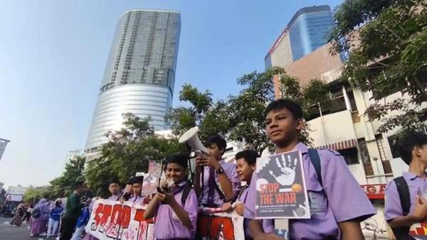 Ratusan Siswa SMP Muhammadiyah 2 Surabaya Gaungkan Pesan Perdamaian Dunia di Jalan Tunjungan