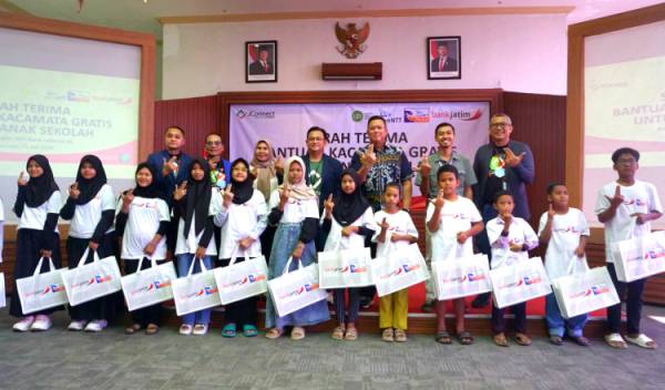 Bank Jatim Bagikan Kacamata Gratis untuk 124 Pelajar di Jatim