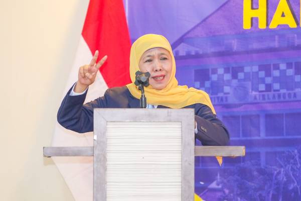 Khofifah Lantik IKA UNAIR Jateng, Soroti Ketimpangan Dokter Spesialis di Daerah 4T