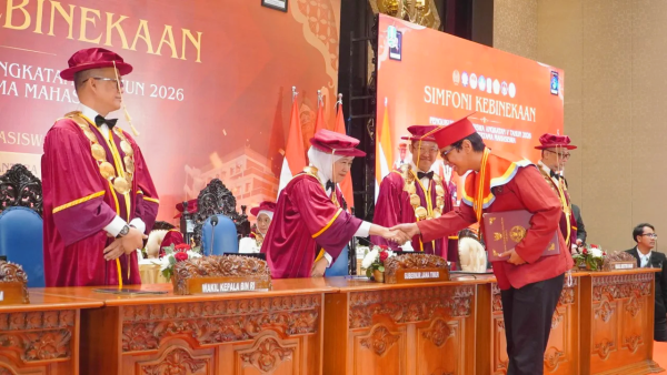 Gubernur Khofifah Lepas Wisudawan AMN untuk Menyongsong Indonesia Emas 2045