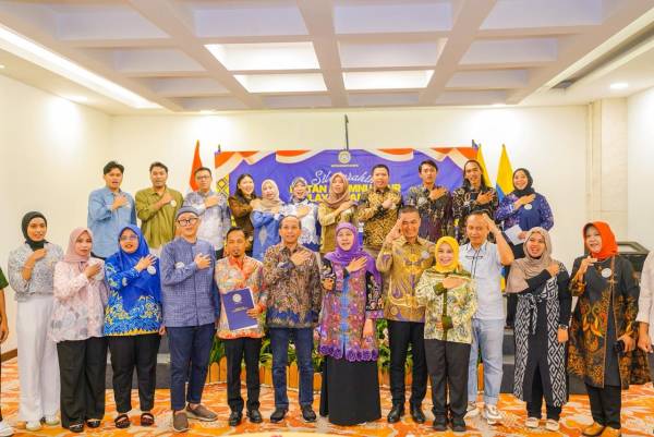 Alumni UNAIR Diminta Tak Sekadar Bangga, Khofifah Tuntut Aksi Nyata untuk Pembangunan Berkelanjutan