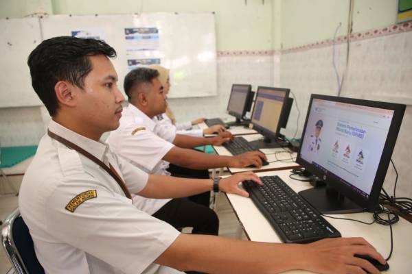 Pemkot Surabaya Buka Posko SPMB di SD-SMP Negeri, Orang Tua Tak Perlu Datang ke Dispendik