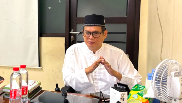 Guru Madrasah yang Tetap Mengajar dan Menulis dari Kursi Roda