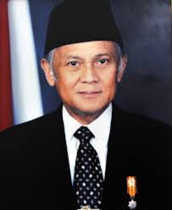 Keputusan Berat di Tengah Krisis Moneter: Hentikan Proyek N250 Demi Selamatkan Ekonomi Indonesia