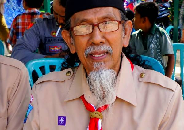 Cuk Sugrito, Guru yang Mewakafkan Hidup untuk Pendidikan Bawean