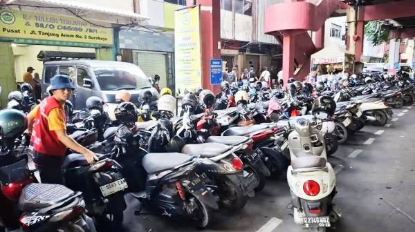 Pembayaran Parkir Digital di Tunjungan Belum Jadi Pilihan Utama, Pengunjung Masih Andalkan Tunai