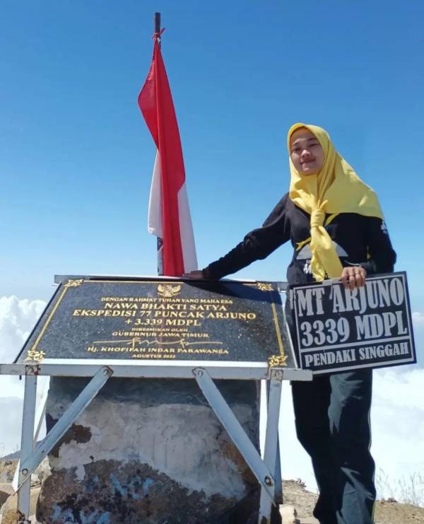 Prasasti Nawa Bhakti Satya Jadi Spot Foto Favorit Pendaki Gunung Arjuno