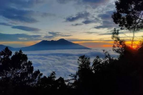 Panderman, Gunung Putri Tidur yang Jadi Favorit untuk Camping dan Hiking