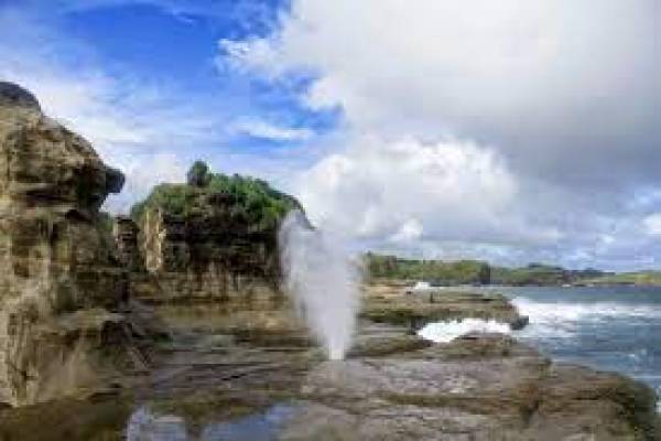 Seruling Laut dan Karang Sphinx di Pantai Klayar Pacitan