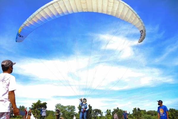 Khofifah Pamerkan Keindahan Pantai Modangan Malang Selatan, Digadang Jadi Venue Kejuaraan Paralayang Skala Internasional