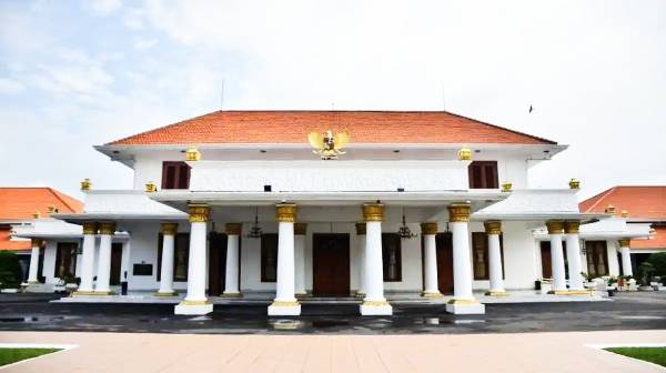 Jejak Sejarah Gedung Grahadi, Ikon Pemerintahan dan Saksi Perjuangan di Surabaya