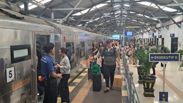 Hampir 1 Juta Penumpang Gunakan Kereta Api di Daop 8 Surabaya Selama April 2026