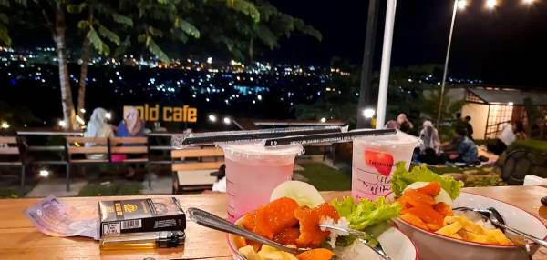 Gold Cafe Gresik, Nongkrong Santai dengan View Kota dari Atas Bukit