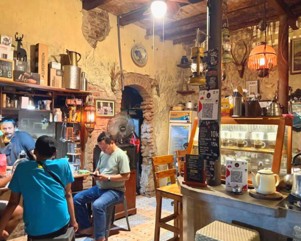 Rekomendasi Lima Cafe Hits di Gresik, Dari View Bukit hingga Nuansa Kolonial