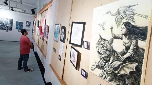 Monochrome di Galeri Prabangkara Surabaya, 62 Seniman Tampilkan Pesona Minimalisme Satu Warna