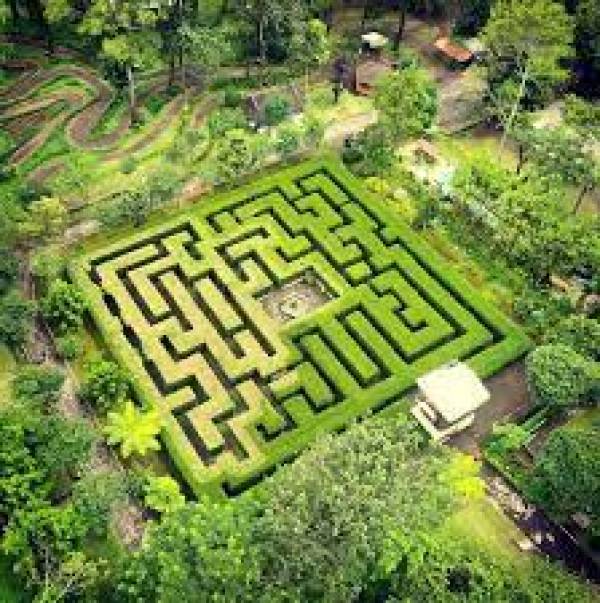 Taman Labirin Coban Rondo