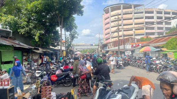 Surga Barang Murah di Minggu Pagi: Pasar TP Surabaya Bikin Pembeli ‘Jackpot’!