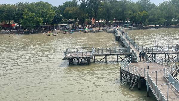 Pantai Mentari Kenjeran Dipadati Pengunjung, Jadi Favorit Liburan Akhir Pekan Warga Surabaya