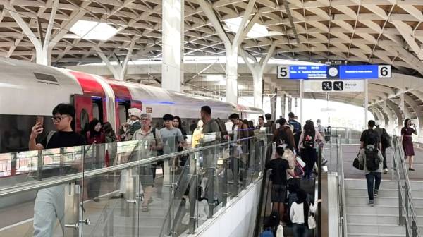 Lonjakan Penumpang Kereta Cepat Diprediksi Mulai 17 Maret, Total Selama Mudik Bisa Capai 301 Ribu