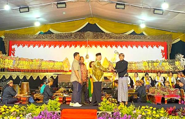 Wayang Kulit Meriahkan GOR Bojonegoro, Ribuan Warga Antusias Saksikan “Wahyu Makhuto Romo Hasto Broto”