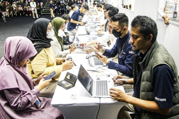 Antusias Warga Tukar Uang Baru di Stasiun Gambir Jelang Lebaran