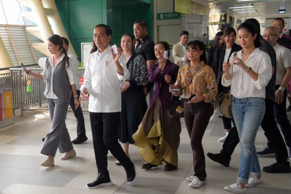 Begini Kesan Prisia Nasution hingga Cak Lontong Usai Jajal LRT Jabodebek