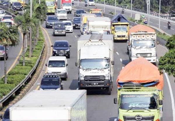 Truk Sumbu Tiga Masih Beroperasi, Antrean Panjang Menuju Gilimanuk Jadi Sorotan Menhub