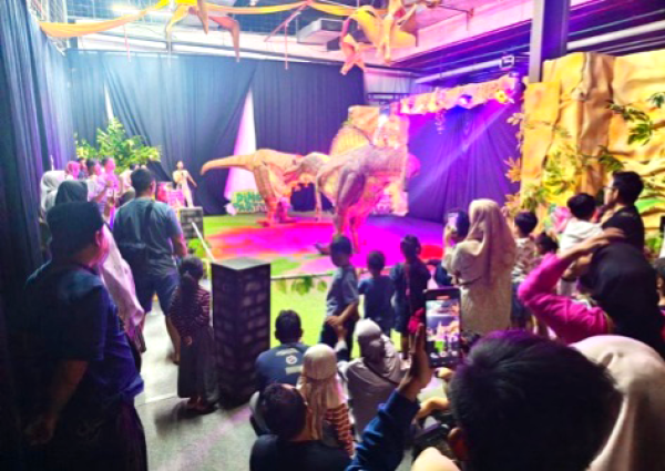 Icon Mall Gresik Sulap Liburan Keluarga Lebih Seru Lewat Dinosaur Show