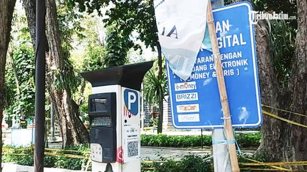 Warga Taman Bungkul Pilih QRIS untuk Bayar Parkir, Dinilai Lebih Transparan
