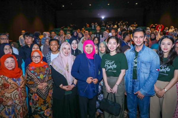 Nonton Film ‘Hati Suhita’, Khofifah Ingin Perempuan di Indonesia Setangguh Dewi Suhita