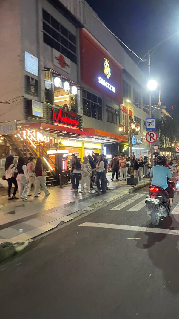 Malam Minggu di Tunjungan Surabaya Dipadati Pengunjung, Spot Foto dan Musik Jadi Daya Tarik
